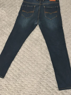 Mörkblå jeans  - Mörkblå jeans storlek är 30 i midjan och längd 30.  Aldrig använt dem ligger bara i garderoben👍