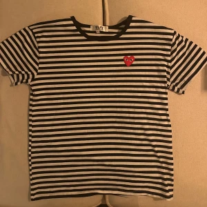 Randig Comme des Garçons T-shirt  - Skön T-shirt från Comme de Garçons :). Passar även M