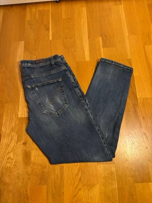 Dondup jeans - Riktig snygga dondup med slitningar i väldigt bra skick. Storlek W30. Hör av dig vid funderingar.
