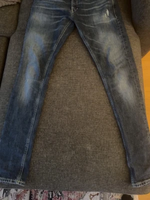 Dondup George jeans - Säljer ett par dondup George i stolek 30 som är i väldigt bra skick med snygga slitningar.