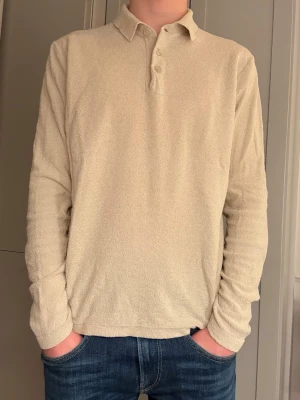 Tröja  - En snygg tröja ifrån Brothers nypris 500. En skån tröja med knappar och passar perfekt till varje outfit