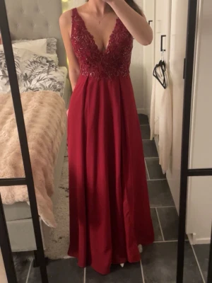 Vinröd balklänning från jjs house - Jättefin vinröd klänning med slits upp till låret, inga defekter och använd en gång på balen i 9an💕💕jag är 163 cm på bilden + korta klackar på ca 3-4 cm, nypris ca 1700-1800, skriv vid frågor osv💕