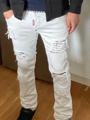 Vita dsq2 jeans  - Hej säljer ett par vita dsq2 jeans som motsvarar storlek 32/32 riktigt fina i bra skick 