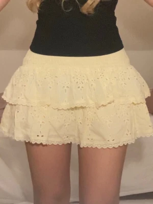 Gul kjol - Jätte fin gul kjol från Gina Tricot som är slutsåld. Köpte den i augusti men har inte hunnit komma till användning. Helt ny med prislapp kvar. Storlek XS. Nypris 400kr