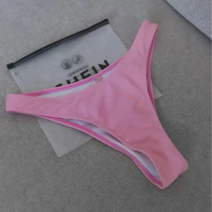 Ljusrosa bikiniunderdel från SHEIN, strlk S - Helt ny och oanvänd ljusrosa bikiniunderdel från SHEIN SWIM i storlek S. Dom är i 80% nylon & 20% spandex. Perfekt för sommarens strand och pooldagar! Köptes för nypris 119kr! FÖRST TILL KVARN! Mått ➙