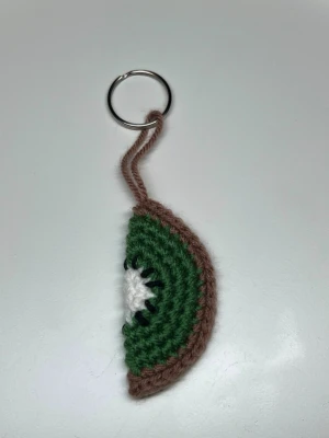 Virkad kiwi 🥝  - En virkad kiwi, den är 7cm på höjden och 3,5cm på bredden❣️