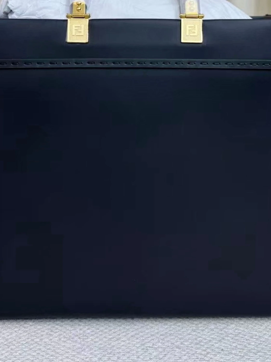 Svart handväska med logga - 1