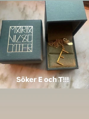 SÖKER E eller T - Söker Wonky letter E och T i guld. Helst längd 50 eller 55 men allt funkar. Hör av er om ni säljer eller känner någon som gör! 