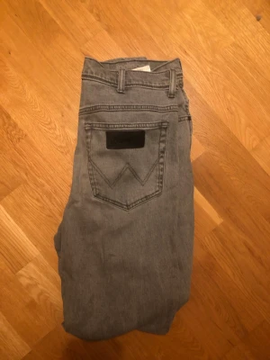 Grå jeans från Wrangler - Snygga jeans från Wrangler till ett riktigt bra pris 💸. Om du har några funderingar så är det bara att säga till🤩