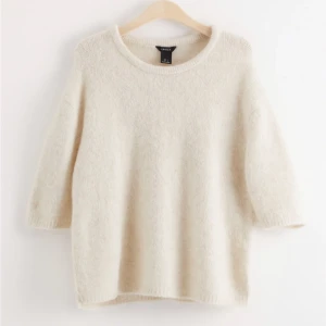 Stickad tröja med trekvartärm  - Så fin stickad tröja från Lindex med Trekvartsärm. Ljusbeige färg, endast använd fåtal gånger💖