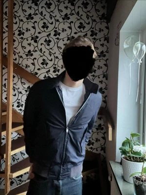 J.Lindeberg jacka (strl S) - Säljer en J.Lindeberg jacka! Perfekt till våren, modellen är 182cm/70kg kom gärna med bud eller funderingar😊