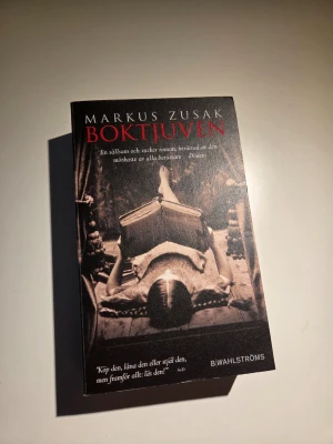 Boktjuven av Markus Zusak - Romanen 'Boktjuven' av Markus Zusak. Boken utspelar sig under andra världskriget i Tyskland och handlar om Liesel som stjäl böcker. Perfekt för dig som gillar gripande och historiska berättelser.