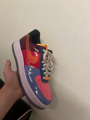 Nike Air Force 1 Undefeated - Nike Air Force 1 x Undefeated collab. Går för 4,6 på stock x. Säljer för 1,5 kan gå ner i pris! 