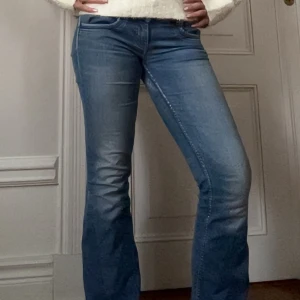 Blå bootcut jeans  - Snygga blå bootcut jeans med ljus tvätt. Slutna vid innerlåren därav priset. Har sytt ut dom själv. 