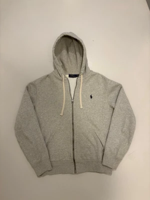 Grå Ralph lauren zip hoodie - Grå Polo Ralph Lauren zip up hoodie //  Storlek M //  Mycket bra skick //  Skriv vid minsta fråga eller fundering🤝