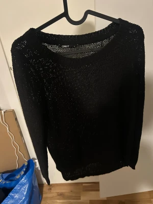 Svart stickad tröja från - Säljer en svart stickad tröja från Only . Oanvänd!