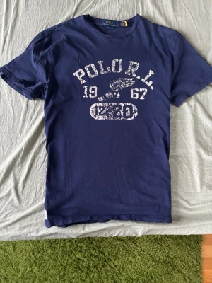 Polo Ralph Lauren t-shirt - Säljer nu denna sjukt snygga vintage t-shirt från Polo Ralph lauren | Storlek M | Nypris: 1499kr | Skick: Bra Skick | Färg: Blå | Hör av dig vid frågor📦
