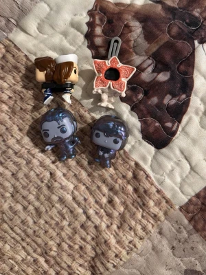 Stranger Things minifigurer cosplay - Fyra små Funko Pop-minifigurer inspirerade av Stranger Things, perfekta som accessoarer till maskerad eller cosplay. Demogorgen, Dustin upside down, hoper upside down och Steve och Robin som är tsm. Säljer alla 4 för 120kr men om man vill ha en går det att diskutera pris 💞