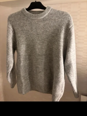 ZARA stickad tröja  - Grå stickad tröja från ZARA, tror det är en herrmodell egentligen men funkar perfekt till dam också. Den är i strl S och aldrig använd så inget slitage eller något. Jätteskönt material som inte klias eller sticks och superstretchig. 🌸