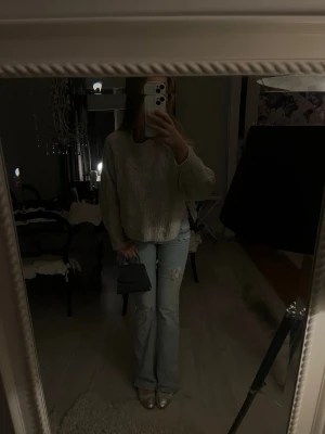 & Other Stories stickad tröja - Säljer en grå kabelstickad tröja med avslappnad passform och breda ribbade muddar. Tröjan har ett klassiskt rutmönster framtill och är perfekt för lager på lager. Passar till jeans eller kjol för en chill look. Bra skick! 