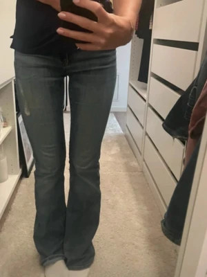Blåa jeans - Blåa lågmidjade bootcut jeans, märket är okänt, köpte från Plick. Säljer då dom inte satt bra på mig så dom är oanvända av mig. Bilderna är lånade!💕