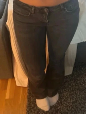 Zara jeans storlek 38 - Bootcut jeans storlek 38, från Zara. Dom är lite slitna längst ner men det är inget man tänker på.