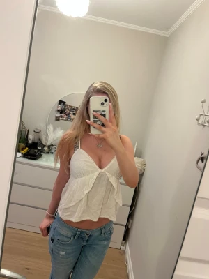 Vit linnetopp - Säljer en söt vit croppad linnetopp med tunna axelband. Toppen har en luftig och flowy passform, perfekt för varma dagar. Passar dig som gillar en avslappnad och trendig stil. Knappt använd 💗