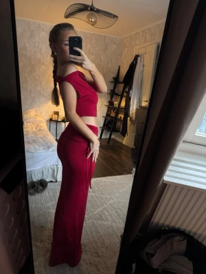 Rött set med kjol och topp  - Otroligt snyggt! Storlek S på båda delar. Köpt i Spanien runt 600 kr. Använd en gång. 