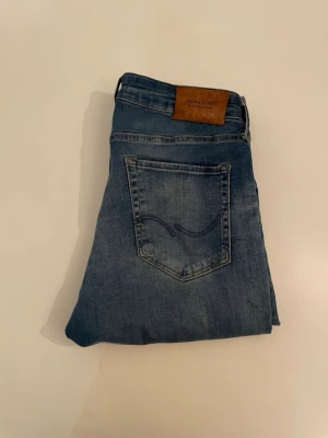 Jack & Jones jeans | Blå - Säljer nu dessa riktigt feta jeansen från Jack & Jones. Det är ett par blåa jeans med en riktigt schysst passform och tvätt. | Passformen är slim/glenn, och storleken: W30/L32 | Nypris: 1000, mitt pris: 399 | Om ni har någon fråga angående jeansen eller prisförslag är det bara att skicka ett pm! | MVH William