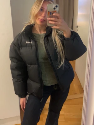 Svart pufferjacka från Matterhorn  - Säljer en svart pufferjacka från Matterhorn med hög krage och dragkedja framtill. Jackan är quiltad och har en oversized passform som ger en cool och avslappnad look. Perfekt för kalla dagar och enkel att styla till jeans eller hoodies.