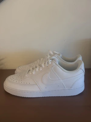 Vita Nike skor  - Vita Nike skor som är helt oanvända. 