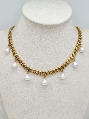 Guldpläterat halsband med pärlor  - Guldpläterat rostfritt stål. Kedjetjocklek-7mm.  Högkvalitativt 