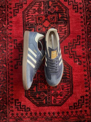 Adidas samba mörkblå -  Adidas samba Knappt använda storlek 44. Kommer utan box. Pris kan diskuteras.