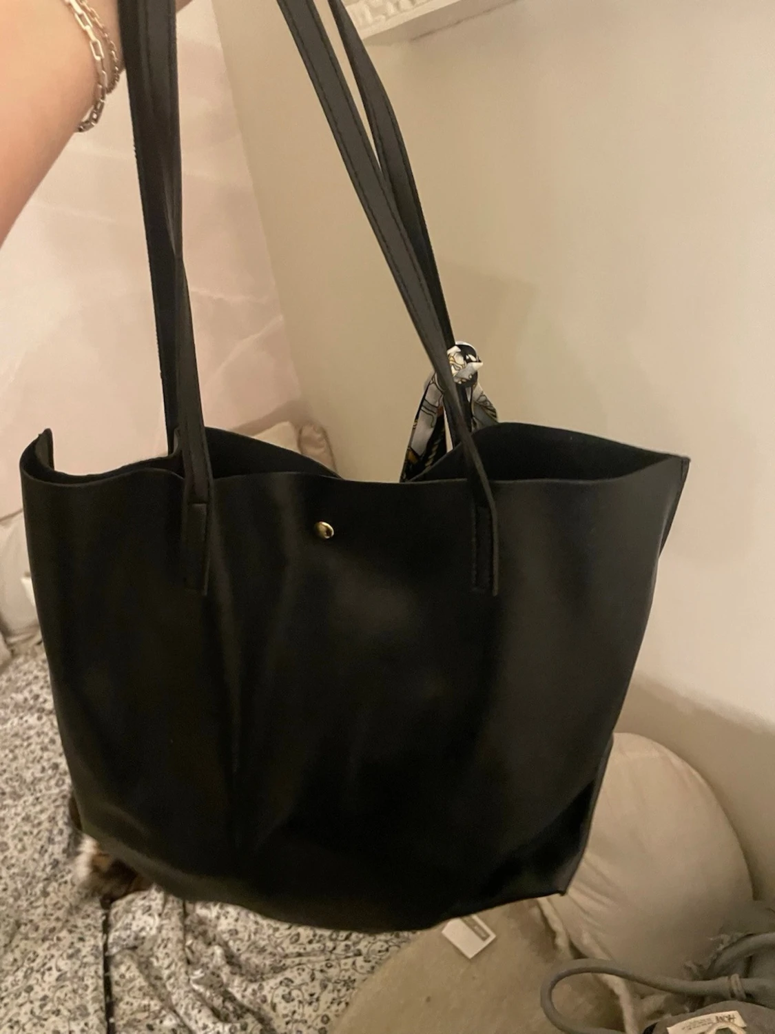 Svart shoppingväska med scarfdetalj - 1