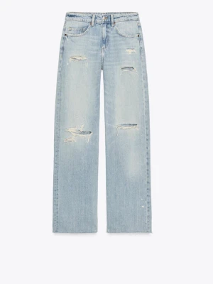 Zara jeans - Super snygga jeans i modellen:  JEANS TRF WIDE LEG MED REVOR. Säljer då de tyvärr var försmå. Skriv för fler bilder💞 Pris kan diskuteras beroende på hur många som är intresserade 