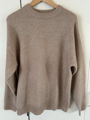 Stickad tröja  - Säljer en skit snygg stickad tröja i färgen beige. Helt oanvänd, då det va fel storlek. Storlek M.