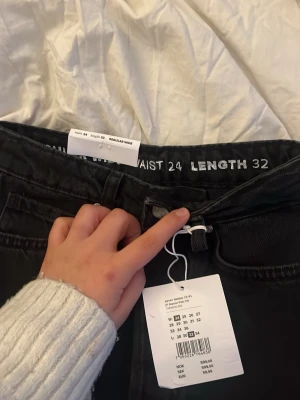 Svarta wide jeans - Säljer ett par svarta wide jeans i modellen Regular Wide i Storleken Waist:24 Length:32