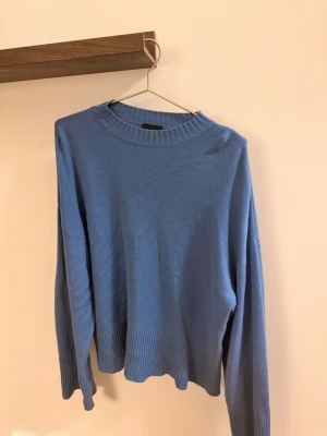 Stickad tröja LXA - En blå välanvänd stickad tröja från LXA. Det är lite längre i modellen så skitnsnyggt till ett par tightare byxor!!! 