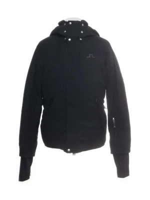 Svart dunjacka från J.Lindeberg - Säljer en stilren och varm dunjacka från J.Lindeberg.Jackan är i svart färg och passar perfekt som vinter- eller skidjacka. • Äkta dunfyllning: 80 % dun / 20 % fjäder • Yttertyg i slitstark nylon • Huva • Dragkedjefickor