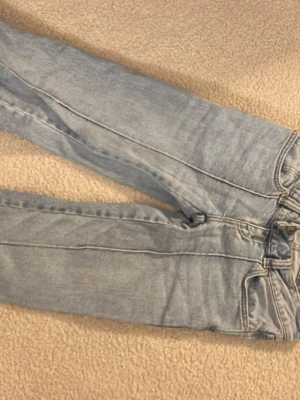 Ljusblå low wasted bootcut jeans - Low waist bootcut jeans i modellen, Paris från Lager 157 