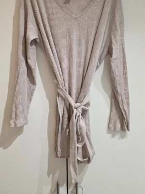 Beige lindex tröja Large - Fin beige tröja från lindex med knytning I midja. Mycket stretch. 