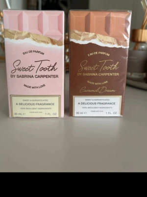 Sweet Tooth duo 30 ml - Två parfymer: Sweet Tooth och Sweet Tooth Caramel Dream. Varje flaska innehåller 30 ml. Säljs i originalförpackning. Innehåller 100% indulgent ingredients. Perfekt för dig som gillar söta och unika dofter. Ingredienser syns på baksidan av förpackningen. Oöppnade med plasten kvar! 275kr styck eller båda för 500kr