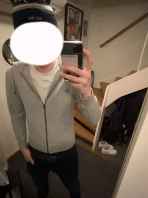Ljusgrå zip-hoodie med huva - Tjena! Säljer nu min zip hoodie i storlek S, hoodien är i mycket bra skick men tyvärr blivit för liten för mig, skriv för minsta fundering 💭 
