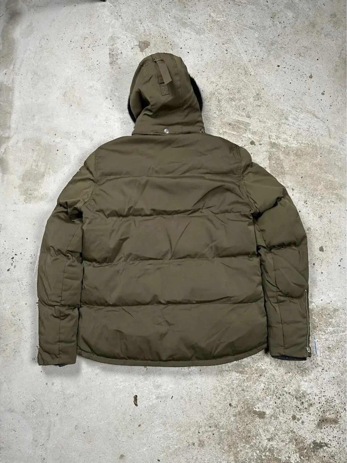 Olivgrön dunjacka med svart fuskpäls - 2