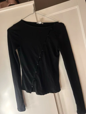 Svart topp - Svart topp med coola knappar från New tornet