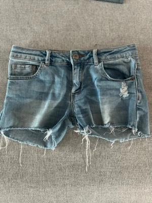 Jeansshorts  - Ljusblåa jeanshorts från zara storlek 140 men midjemåttet 32-33cm. 
