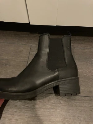 Svarta boots/ klackar i skinn - Svarta boots i strl 37 men passar även 38. Endast använda 1-2 gånger! Nypris ca 800kr