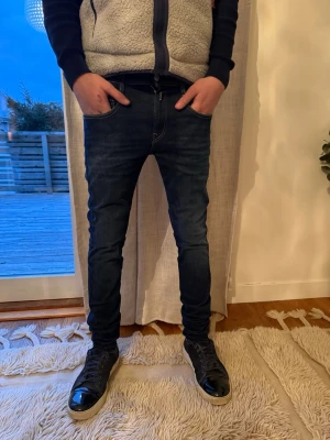 Replay jeans  - Tjabba! Säljer nu dessa Replay jeans i storlek 27/32, moddellen är 178! Inga defekter, näst intill nya använda ca 2 gånger! Om ni har några tankar eller funderingar så är det bara att höra av sig😁