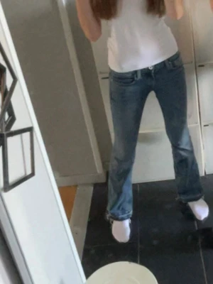 Low waist bootcut jeans - Ett par mörkblå jeans från Gina tricot, low waist bootcut, storlek xs. Omsydda till low waist 