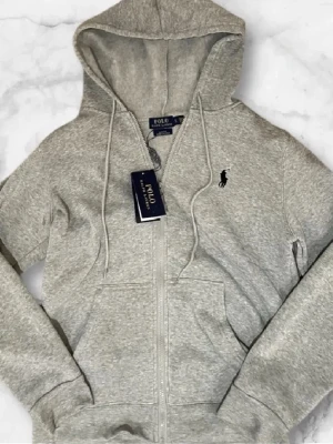 Ralph Lauren Zip Hoodie - Grå zip hoodie från Ralph Lauren. Storlek S. Mycket bra skick. Priset är inte slaget i sten.